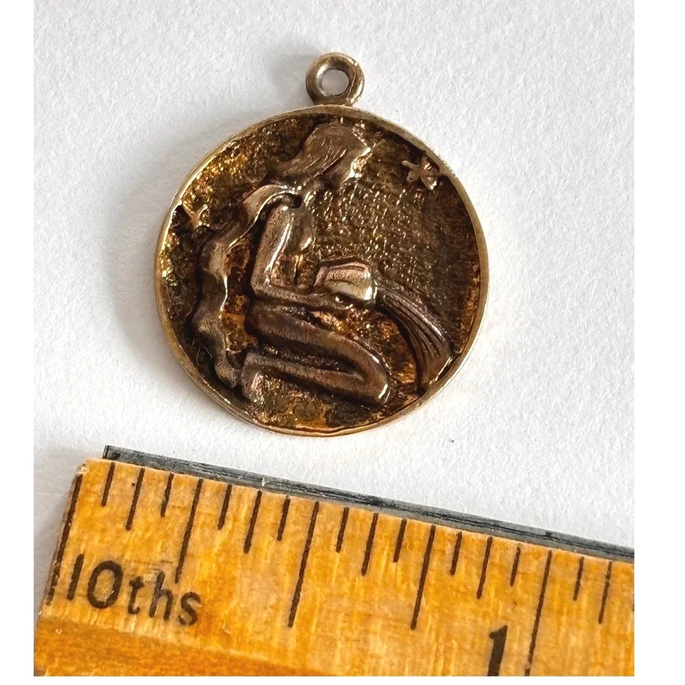Vintage Aquarius Zodiac Sign Pendant Gold Tone Round Astrology‎ Charm Pendant